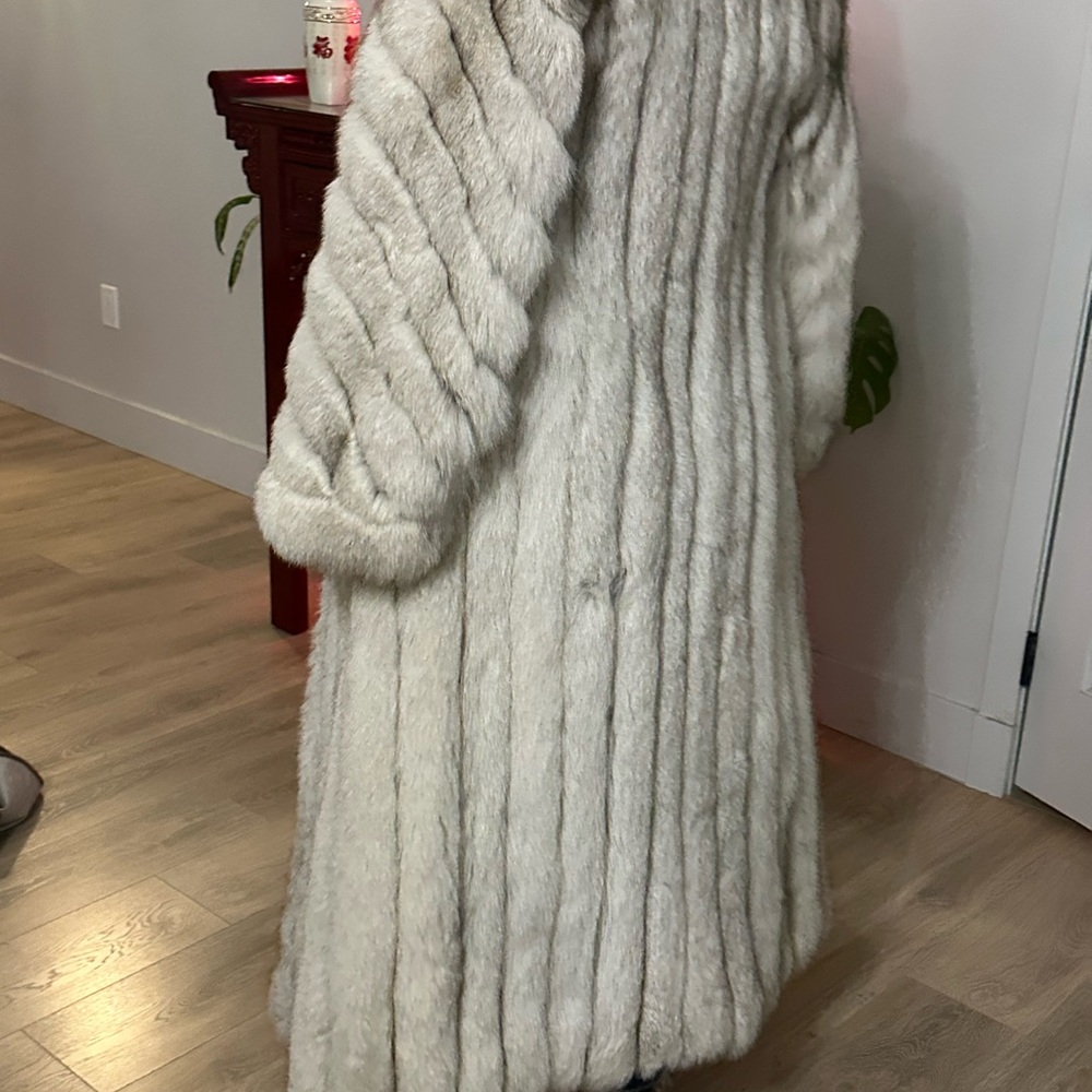 Elegant long fox fur coat 🦊